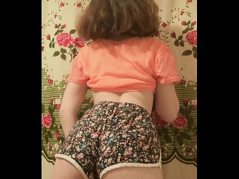 ❤️ سيڪسي نوجوان بيبي پنهنجي شارٽس کي ڪئميرا تي هٽائيندي ❤️ جنس